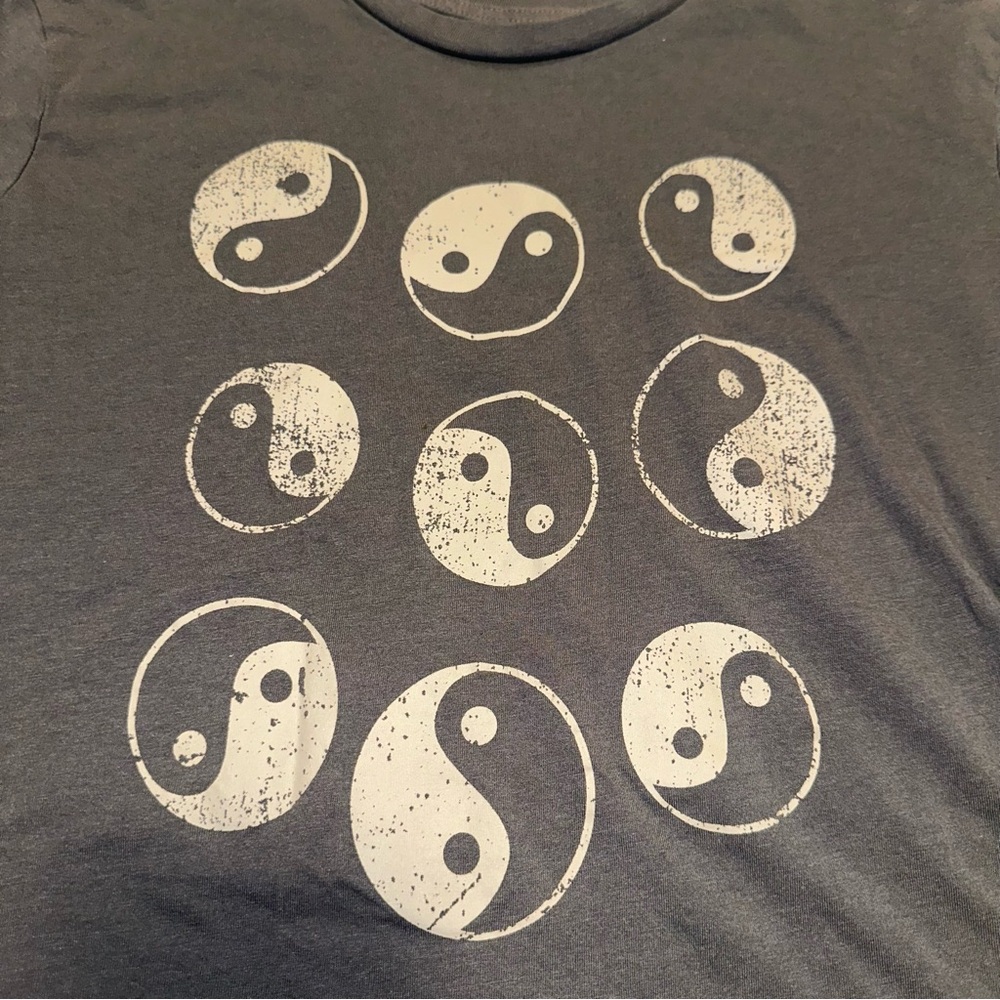 REBELLIOUS ONE Juniors' Yin Yang Graphic-Print T-Shirt Grey Short Sleeve Small - Picture 12 of 12